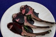 Roast Rack of Lamb with Red Wine Sauce (Αρνίσια Παϊδάκια με Σάλτσα Κόκκινου Κρασιού)